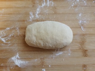 8、炸油饼,醒发好的面团从盆里拿出来，不用再揉它。