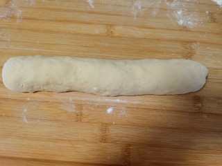 9、炸油饼,直接搓成长条。