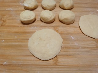11、炸油饼,手上抹点油防粘，用手按成圆饼。