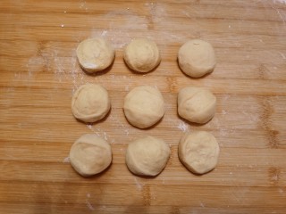 10、炸油饼,切成大小合适的剂子。