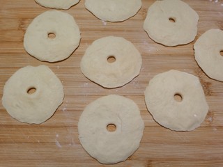 12、炸油饼,在每个饼中间掏上一个洞。