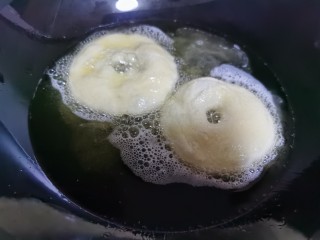 13、炸油饼,将油饼放入油锅炸制，其间要不停的翻动它。