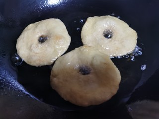 14、炸油饼,直炸到油饼两面金黄，捞出控油。