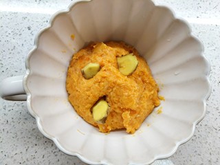 2、三文鱼菠菜卷,料理机打成肉糜，放姜片或者柠檬片腌制去腥。