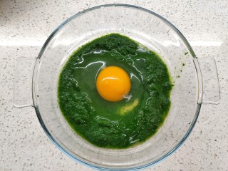 4、三文鱼菠菜卷,打成菠菜泥，加个蛋进去