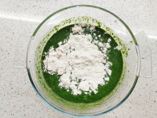 5、三文鱼菠菜卷,再加入一小勺淀粉，适量的面粉