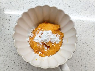 8、三文鱼菠菜卷,三文鱼加入少许盐和淀粉，搅拌均匀