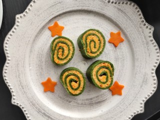 11、三文鱼菠菜卷,开水入锅蒸15分钟，切断就可以吃了。