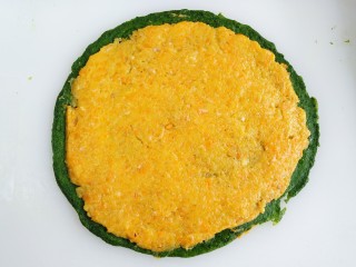 9、三文鱼菠菜卷,将三文鱼平铺在菠菜饼上，记得要压紧，这样卷出来才紧实，不易散