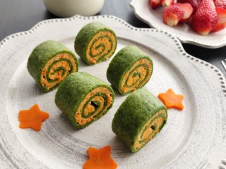 12、三文鱼菠菜卷,很好吃，我这是给宝宝吃的，没加调料，盐也放的少，大人吃的话可以适当调整。