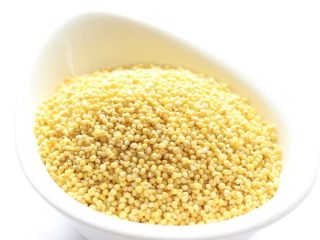 1、特效补血  花生红枣小米粥 ,100g洗净