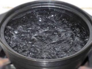 4、特效补血  花生红枣小米粥 ,锅内加水，➕月子酒100g。月子酒是糯米酿的米酒。淘宝可以买到。全部食材放入锅内。大火煮沸，小火40分钟。