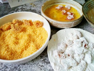 4、#猪年#新奥尔良小酥肉,把肉块裹淀粉，再裹蛋液，再裹面包糠，如图，非常清晰