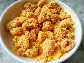 5、#猪年#新奥尔良小酥肉,最后裹完就是图中状态