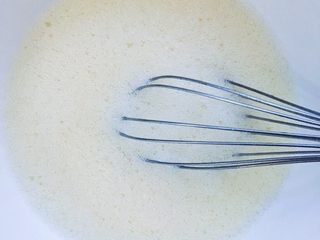 3、鲜虾豆腐蒸水蛋,开始抽打鸡蛋 俗话说“蛋打一百下”这样豆腐才会嫩 所以有力气的可以试试哦 会有很多细腻的泡沫 