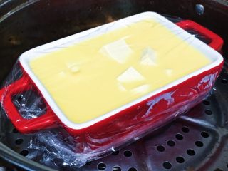 11、鲜虾豆腐蒸水蛋,冷水中火上锅蒸8-15分钟（我的碗壁较厚所以我蒸了15分钟）切记不需要开大火 不然容易扑锅不说鸡蛋糕一下子就老了