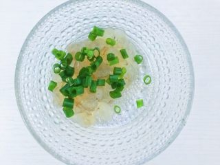 14、鲜虾豆腐蒸水蛋,把虾和香葱切成小末备用（大人食用的话就直接一整只 葱最后撒 宝宝食用的话就一起上锅蒸熟啦）