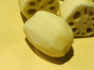 2、花生莲藕排骨汤,藕，待用；