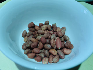 6、花生莲藕排骨汤,花生倒50克，碗里；