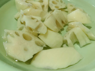 11、花生莲藕排骨汤,一边切，一边泡水里，避免变色；