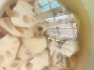 14、花生莲藕排骨汤,清水加的量，高出食材的一半；