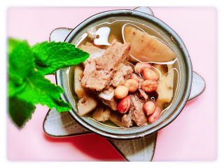 17、花生莲藕排骨汤,时间到，炖锅自动会保温，加些盐，调味，热乎乎的花生莲藕排骨汤就完成啦！