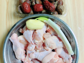 1、板栗烧鸡翅,准备好食材。鸡翅根、生板栗、红枣、葱姜。