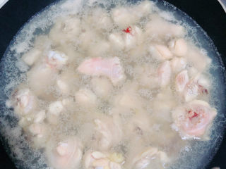 2、板栗烧鸡翅,锅中烧开水，将鸡肉焯一下。