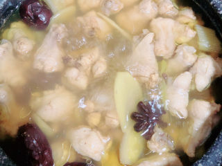 16、板栗烧鸡翅,半小时后，鸡汤熬的浓一些了。