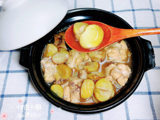 20、板栗烧鸡翅,板栗香甜软糯，鸡翅鲜美，略微有些汤，喝起来暖洋洋的！
