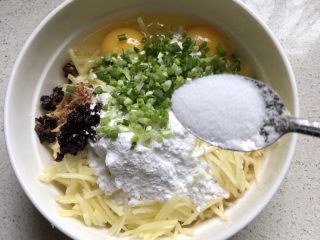 2、洋芋丝粑粑,加入少许盐，淀粉，鸡蛋，辣椒、葱花