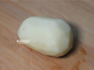1、狼牙土豆,土豆都削皮，洗净，备用。