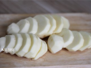 2、狼牙土豆,把土豆都切成厚片，备用。