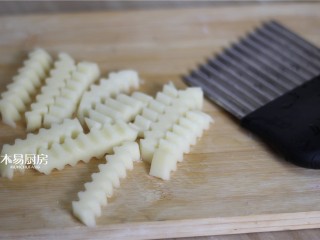 3、狼牙土豆,用花刀将土豆条切成狼牙状（卖刀具的地方都有，很多地方两元店十元店里也有）。