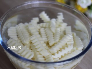 4、狼牙土豆,切好的土豆，用清水冲洗几遍，洗去淀粉，再捞出沥去水分，备用。