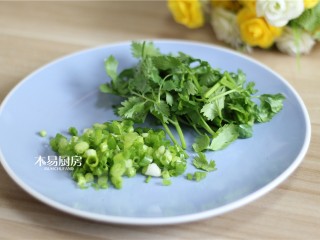 5、狼牙土豆,小葱切末，香菜切段，备用。