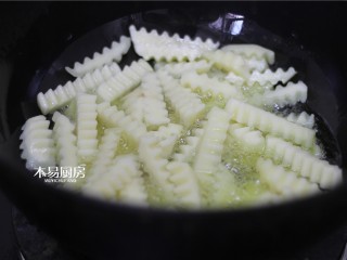 6、狼牙土豆,锅内放稍微多一点的油，炸土豆条（炸大约3分钟，尝一下炸熟了就行）。