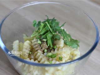 7、狼牙土豆,将炸好的狼牙土豆捞出放入大碗中，根据个人口味，撒上食盐、孜然、胡椒粉、辣椒面等，放上葱花和香菜段。