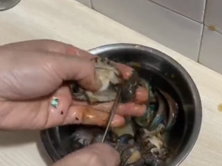 2、清蒸鲍鱼,鲍鱼提前清洗，用刀挖去杂质。