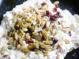 6、浪漫气息爆棚的蔓越莓牛轧糖,关火后，倒入蔓越莓和干果继续拌匀。