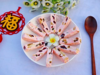 12、浪漫气息爆棚的蔓越莓牛轧糖,味道棒棒哒。