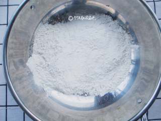 1、香葱味手撕饼,将500g面粉放入盆里，用150g热水搅拌成絮状，盆中还有一些干面粉不用刻意去搅拌