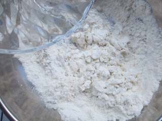 2、香葱味手撕饼,再一点点加入200g凉水，用筷子朝一个方向搅拌上劲，直至盆中无干面粉