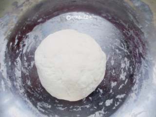 3、香葱味手撕饼,用手轻轻揉一揉，会很粘手，不要紧稍微整理成团就行，表面涂抹一层植物油，盖上保鲜膜饧半个小时