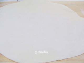 4、香葱味手撕饼,准备工作做好以后，面团也饧发的差不多了，取出面团放在硅胶垫上揉成光滑的面团，如果粘手可以撒点干面粉，揉好的面团像耳垂一样柔软，把面团擀开，大小和垫板差不多大约是60cm*30cm