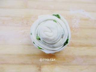 8、香葱味手撕饼,一边拽一边将面条盘成圆饼，收口时将面条尾端塞到饼底处捏紧