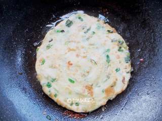 10、香葱味手撕饼,锅中放底油，小火烙至两面金黄即可，一面烙放入饼后，等一边加热到饼皮上色起壳后翻面，略微颜色变黄之后打开盖子倒入少许油，这样也是为了更加酥脆，也可以不加 中间再翻一次面，用铲子给饼扎洞，这样油会渗入到饼中，增加酥脆口感