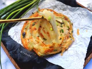 13、香葱味手撕饼,开始吃吧！外边酥脆，里面层丰富，配合大油香。