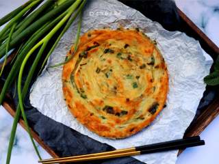 14、香葱味手撕饼,上班族时间比较紧张，可以在头一天晚上做好生的面饼，盖上保鲜膜放到冰箱冷藏备用，这样早上起床后就可以直接擀开放到平底锅里煎熟。