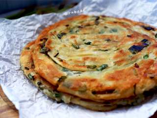 15、香葱味手撕饼,想要这种饼好吃的就要多翻面，多刷油，油少了饼肯定不够酥